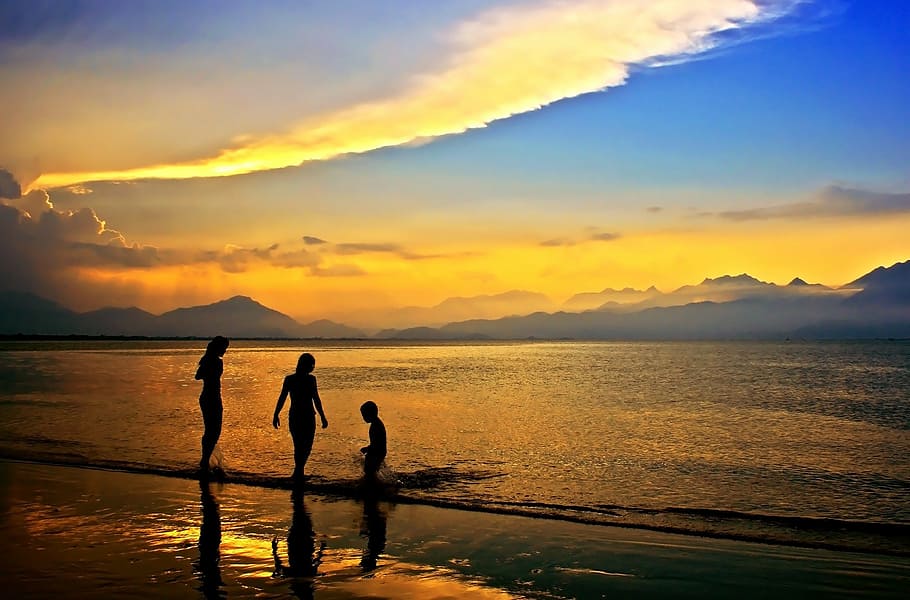 silhueta, três, pessoa, caminhada, praia, pôr do sol, baía de nang, cidade de danang, vietnã central, vietnã