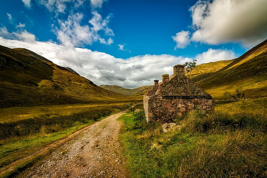 fotografi lanskap, berbatu, jalan, dikelilingi, pegunungan, skotlandia, pondok, rumah, ditinggalkan, lanskap