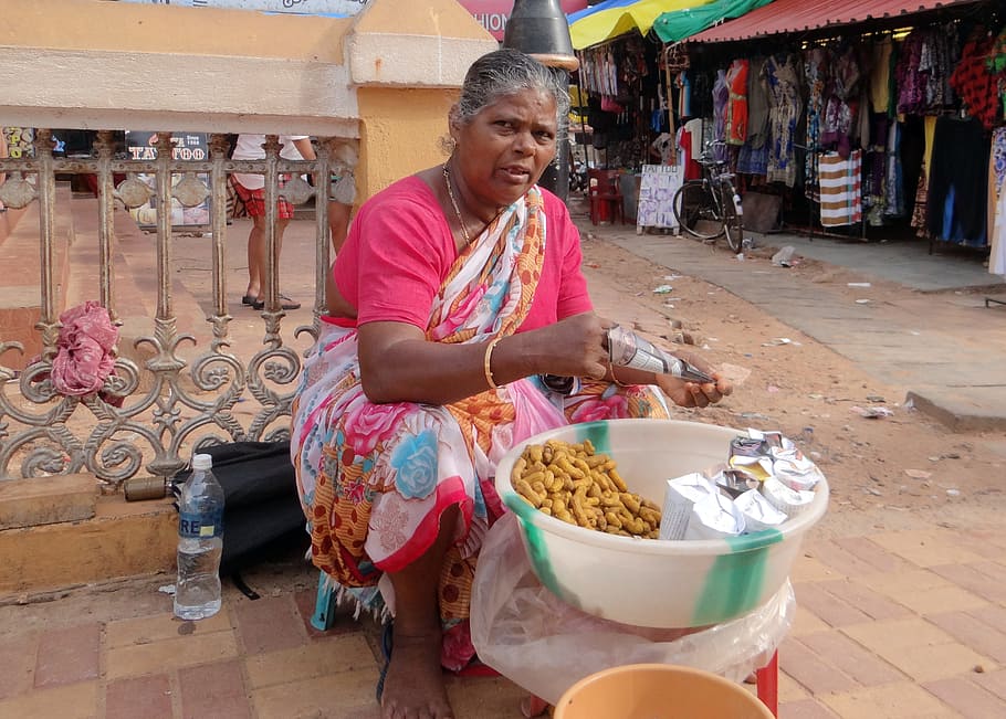 Vendedor de maní, mujer, vendedor ambulante, Calangute Beach, Goa, India, personas, una persona, personas reales, mujeres