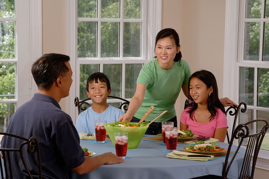 여자, 서있는, 옆에, 두, 아이들, 남자, 좌석, 식탁, 가족 식사 테이블, 식사