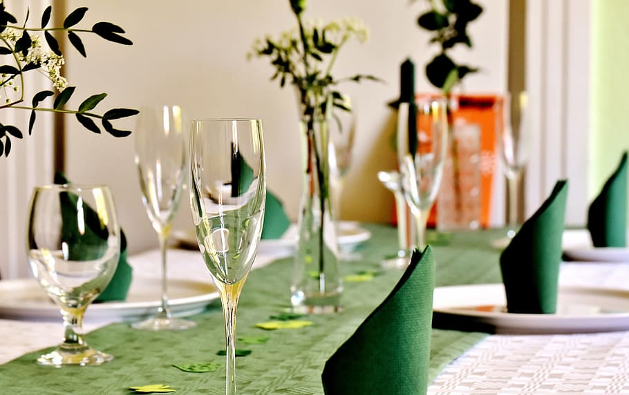 claro, copa de martini, copas de vino, mesa gedeckter, tablero, vajilla, vasos, plato, servilletas, festivo