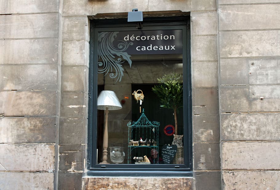 shop-window-lamp-gifts.jpg