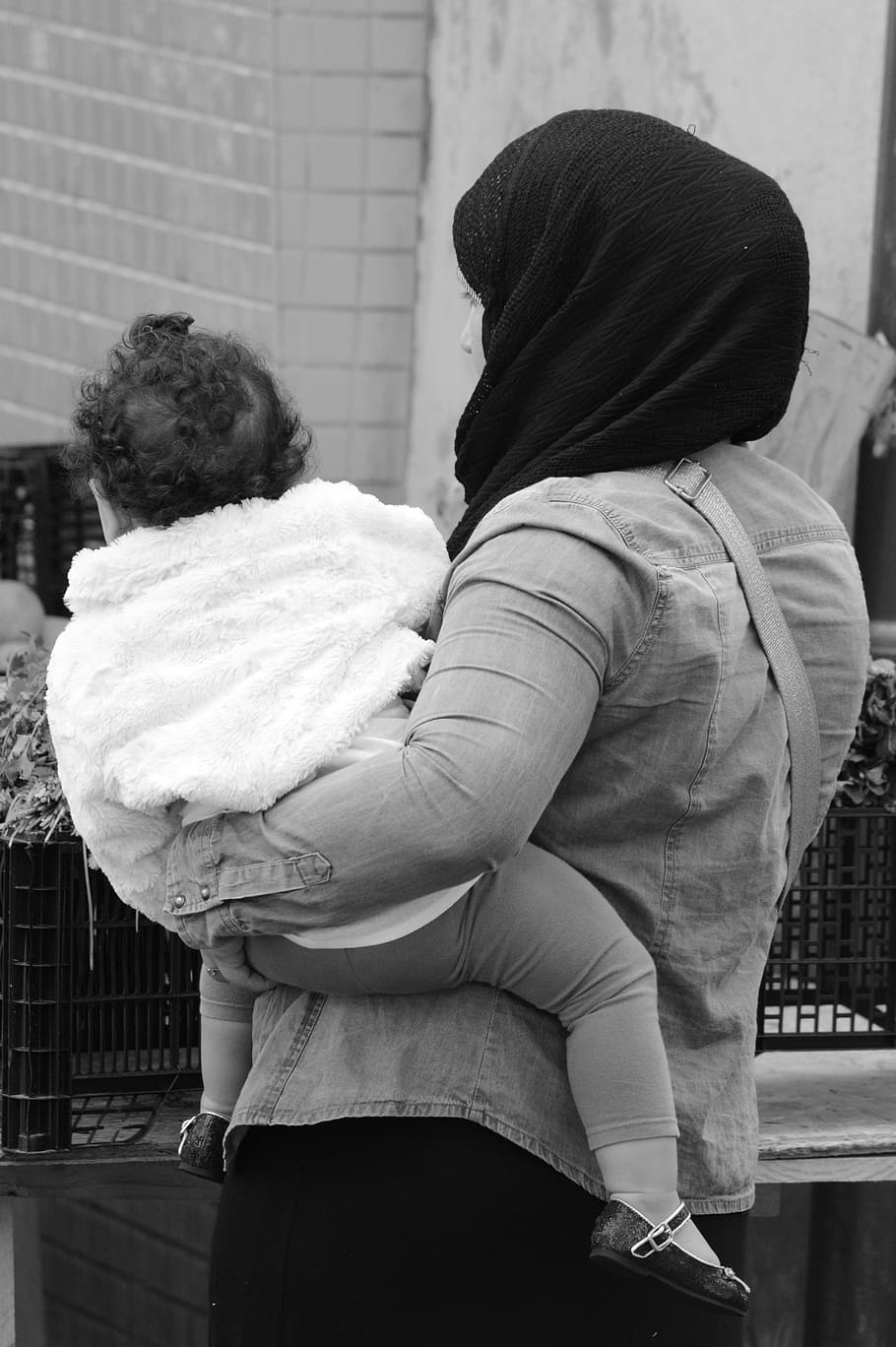 赤ちゃんを運ぶ女性, 女性, 子供, 人々, イスラム教徒, ハンカチ, 母親, 2人, 背面図, 大人