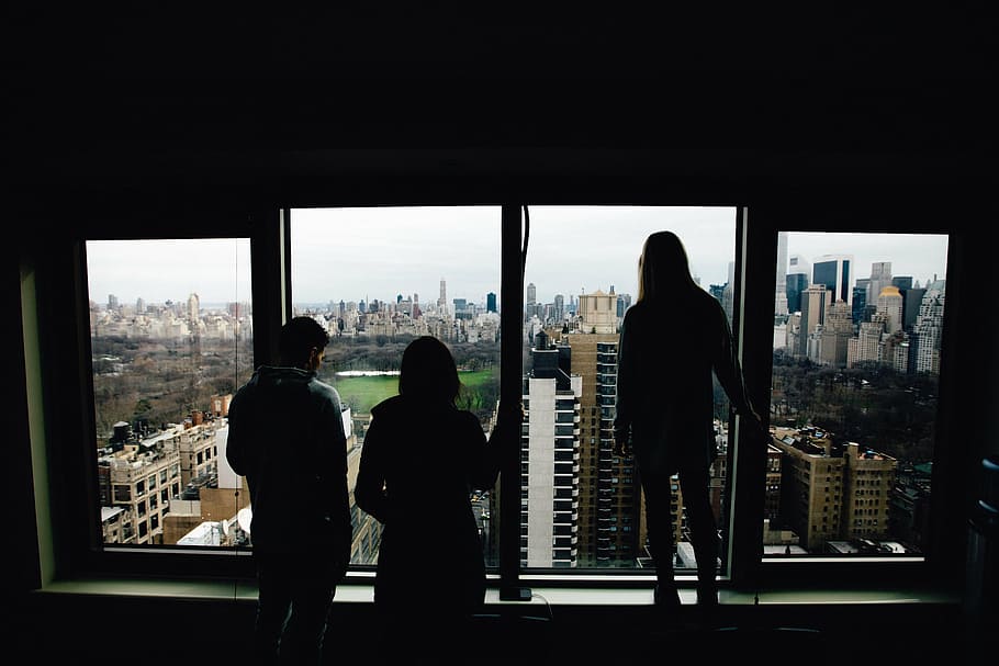 foto da silhueta, três, pessoa, em pé, frente, janela, pessoas, amigos, cidade, urbano