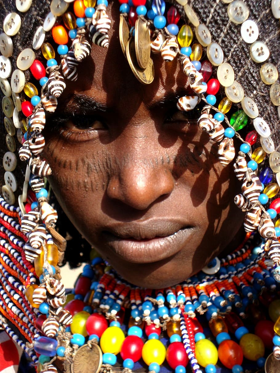 pessoa, vestindo, tradicional, touca, frisado, capuz, áfrica, rosto africano, tribo distante, menina africana