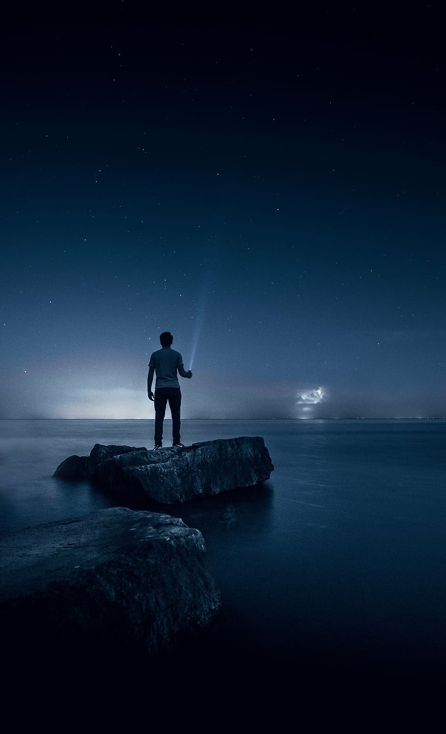 человек, стоящий, камень, окруженный, воды, держа, фонарик, указывая, небо, море