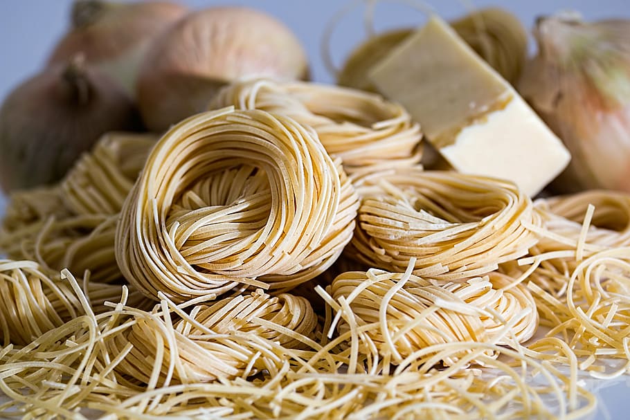 pasta mentah, di samping, keju, bawang, pasta, spageti, mie, sarang pasta, gandum durham, Italia