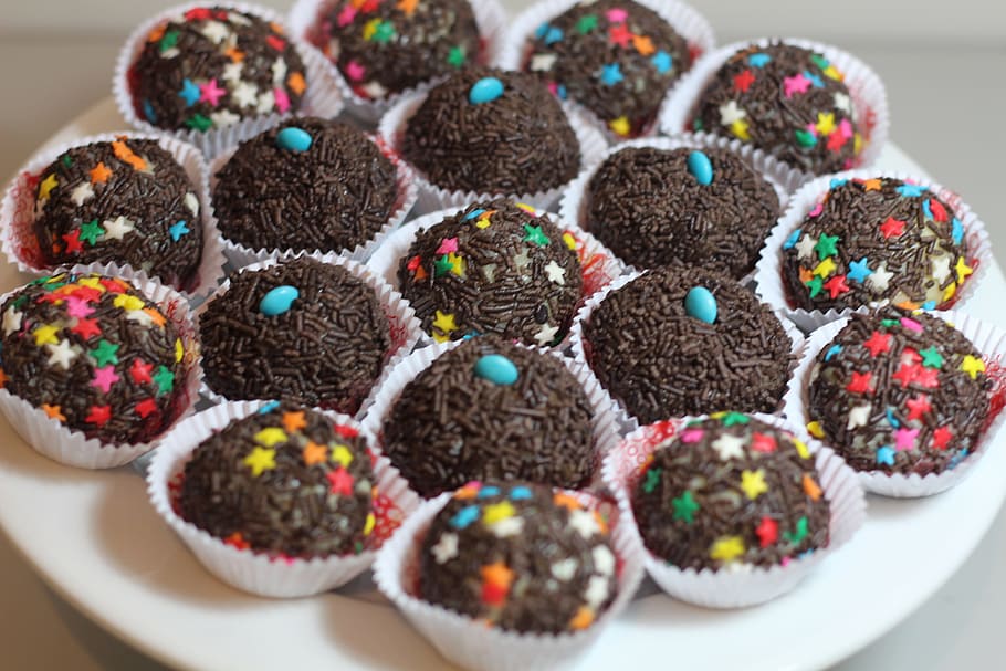 chocolate cupcakes, white, plate, brigadier, traditional, nutella, chocolate, grainy, bonbon, party