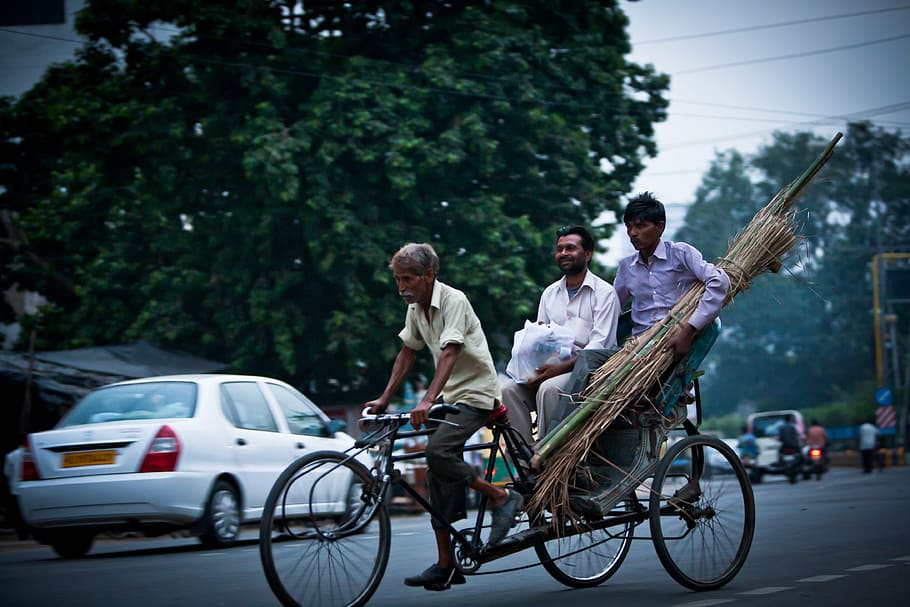 tres, hombres, equitación, bicicleta, carretera, rickshaw, transporte, ciclismo para hombres, india, vida
