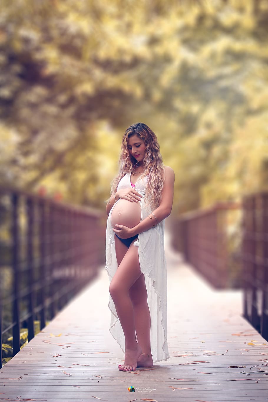 hamil, wanita, memegang, perut, berdiri, jembatan, bersalin, kehamilan, bayi, ibu