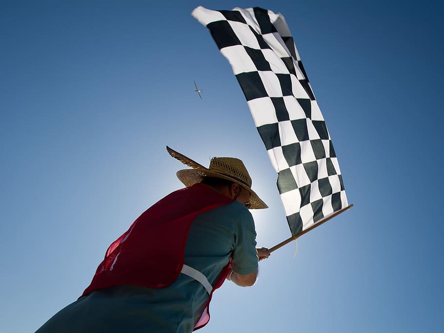 homem, carregando, preto, branco, bandeira quadriculada, corrida, aeronave, céu, nuvens, corrida de avião