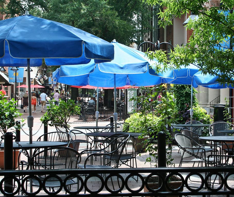restaurante en la acera, café en la acera, restaurante, mesas, sillas, sombrillas, comedor al aire libre, café al aire libre, café en la calle, restaurante al aire libre
