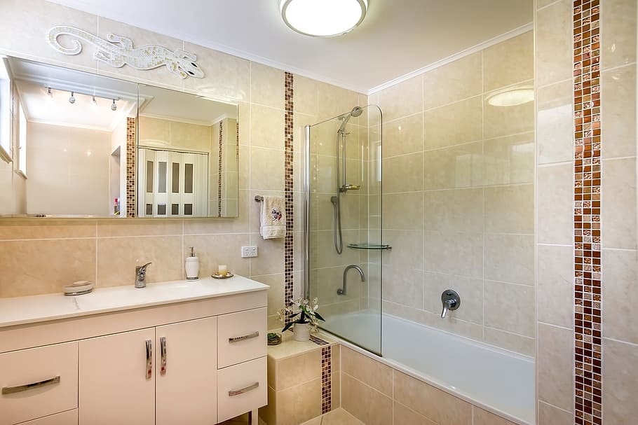 baño con azulejos, azulejos hasta el techo, azulejos beige, baño, baño doméstico, espejo, hogar, ducha, habitación doméstica, lavabo