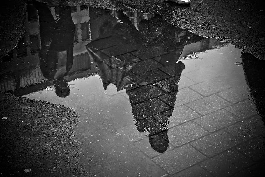 Dos, mujeres, caminar, después, gris, edificio, durante el día, lluvia, charco, agua