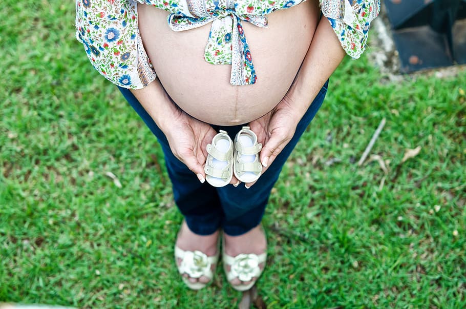wanita hamil, perut wanita hamil, tes kehamilan, satu orang, bagian tubuh manusia, rumput, berdiri, bagian rendah, bagian tubuh, hari