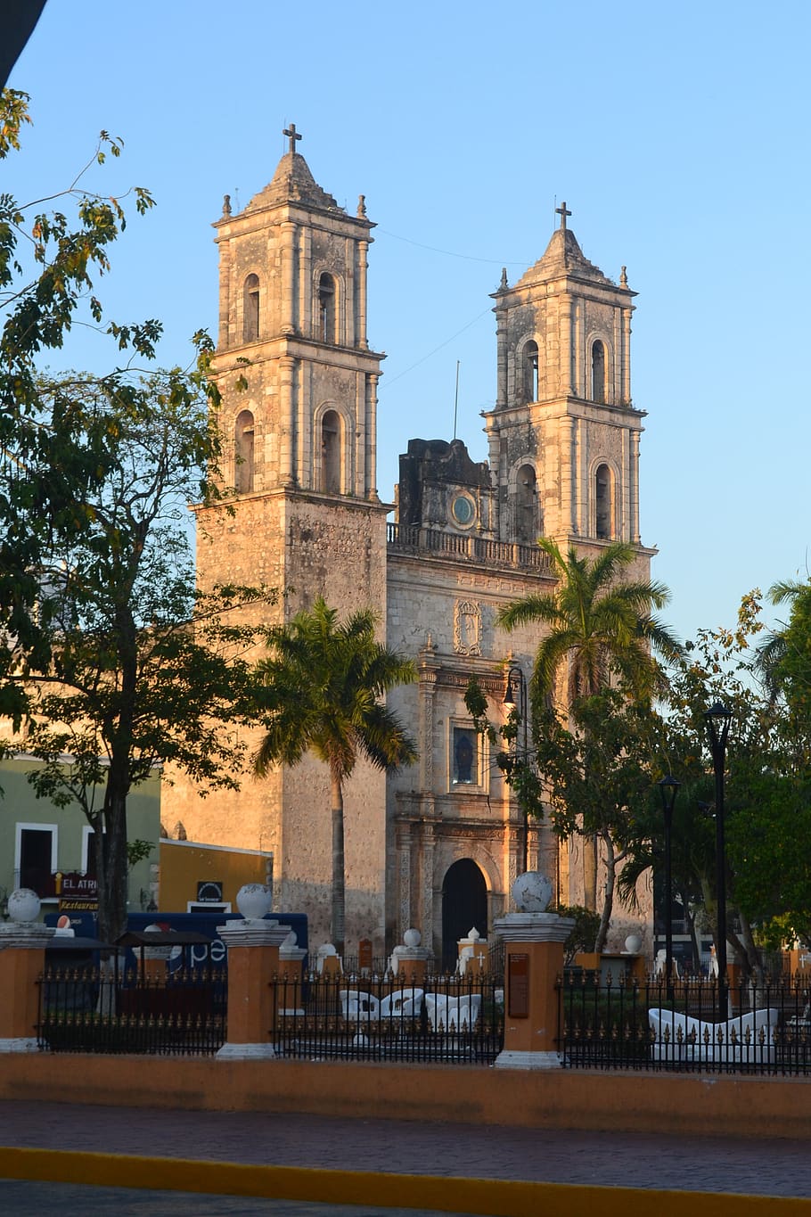 Valladolid, arquitectura, iglesia, México, cristianismo, exterior del edificio, estructura construida, árbol, cielo, planta