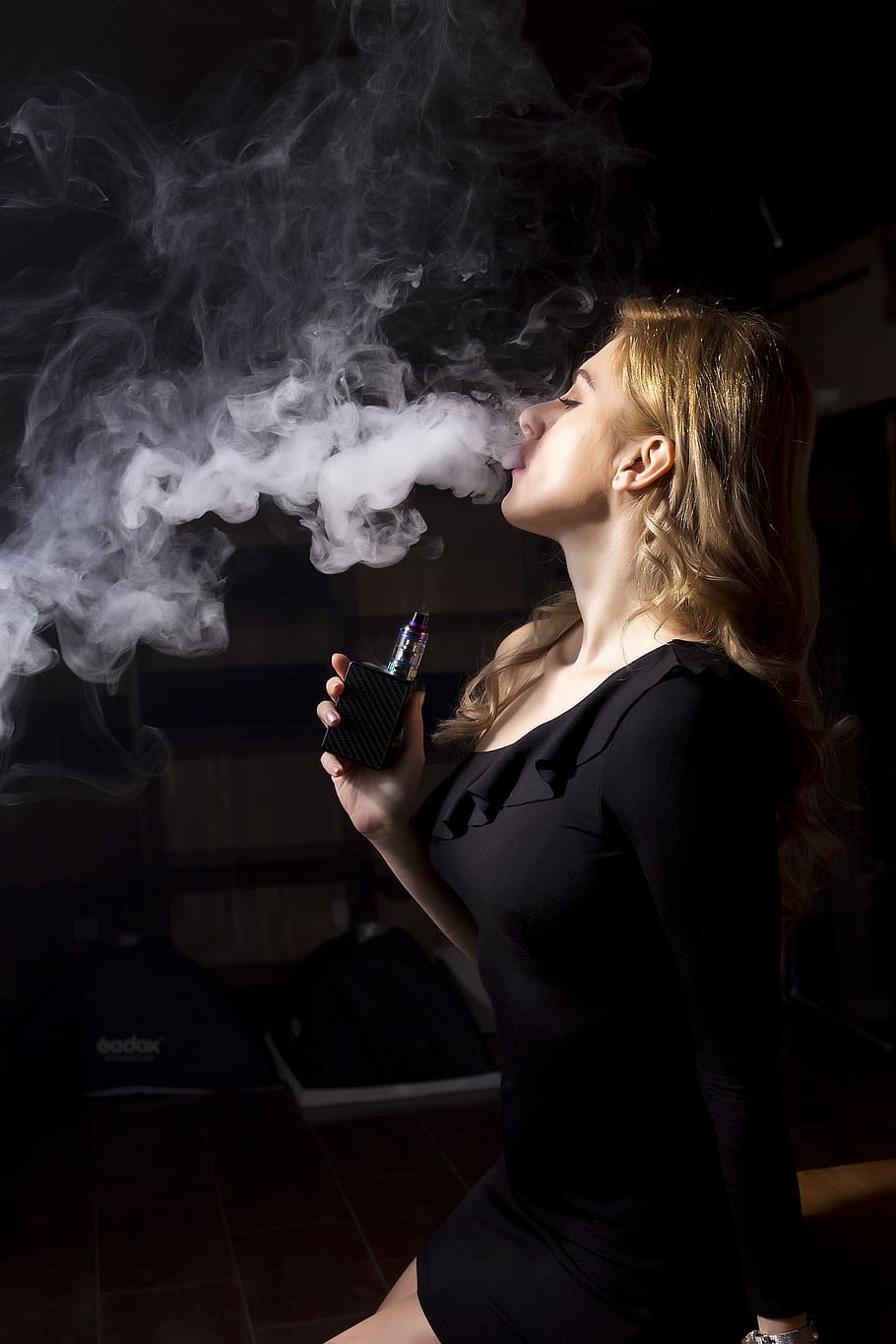 mulher, pessoas, fumaça, adulto, retrato, cigarro eletrônico, vapor, vaping, uwell, vista lateral