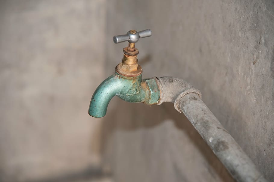 faucet yang lebih penuh, air, stopcock, faucet, tidak ada orang, fitur dinding - bangunan, logam, keran, pipa air, tua