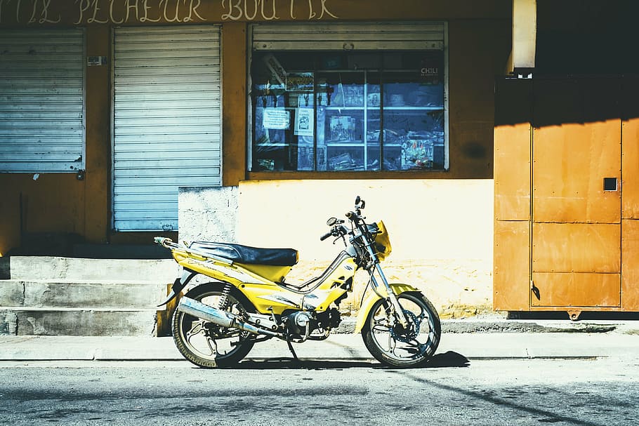 amarillo, motocicleta subyacente, estacionado, fuera de, tienda, motor, bicicleta, carretera, soleado, vehículo