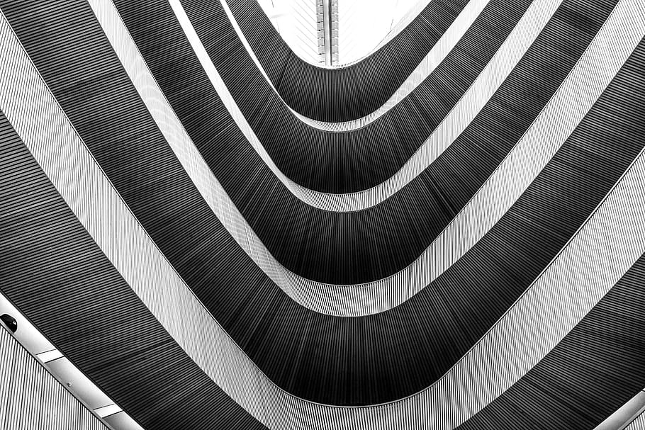 Zúrich, interior gris de 5 plantas del edificio, patrón, arquitectura, estructura construida, sin gente, fondos, marco completo, escalera, moderno