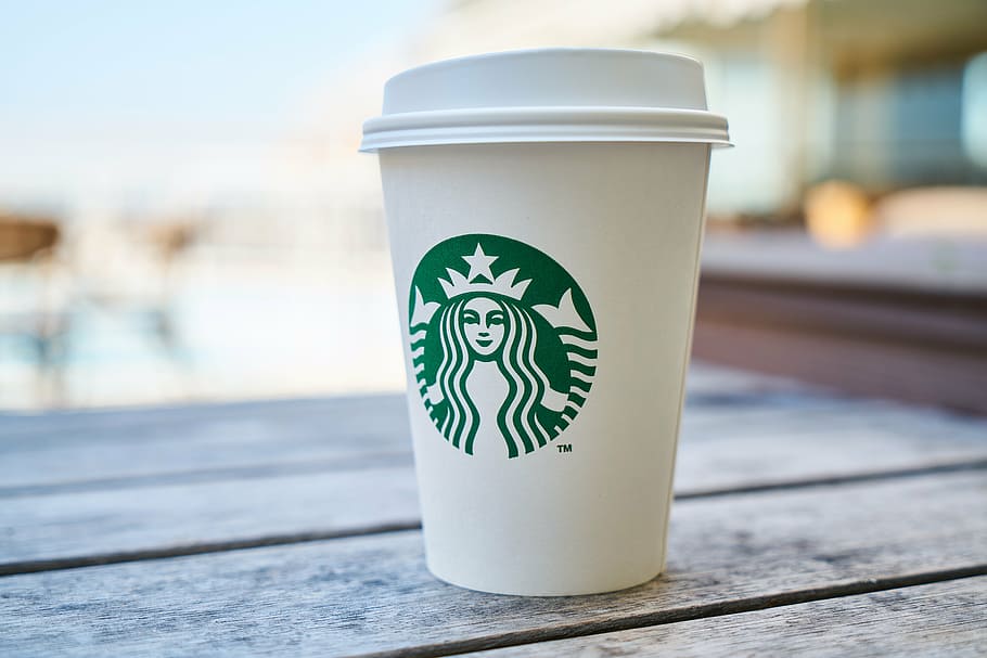 Fotografía de la lente de cambio de inclinación, Starbucks Cup, gris, madera, superficie, Starbucks, vidrio, café, hermoso, macro