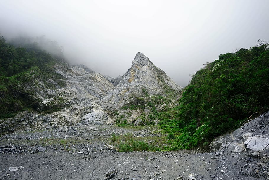Persona, mostrando, gris, montaña de piedra, verde, montaña, día, hora, colina, roca