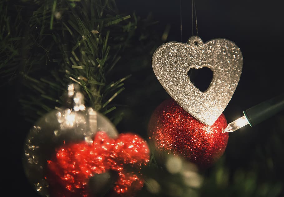 rojo, adornos, al lado, luces de cadena, adorno, gris, corazón, figura, navidad, decoraciones