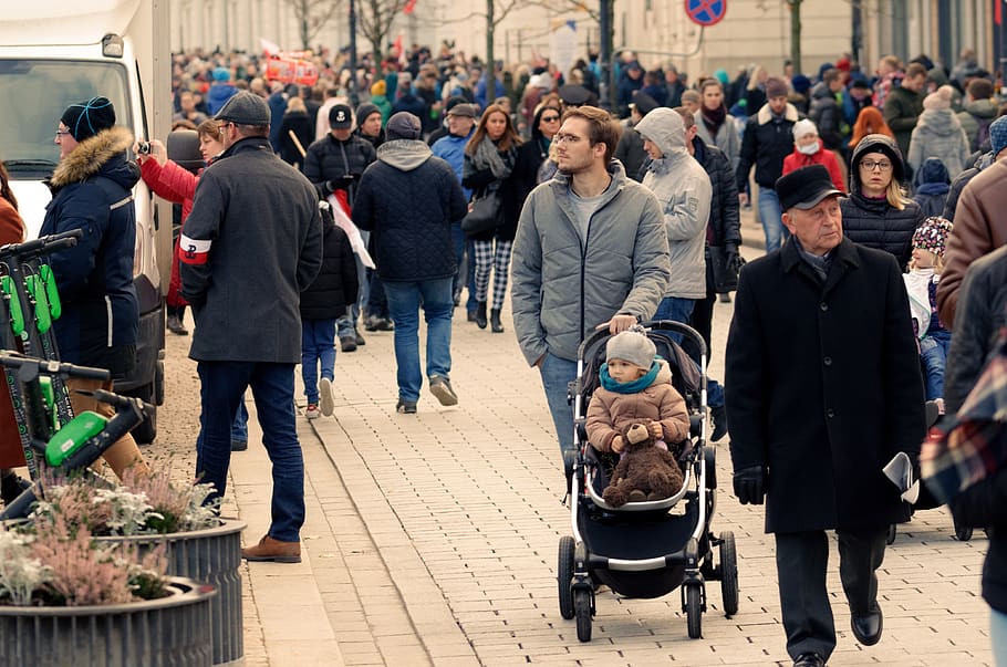 people, the crowd, family, the cart, child, small, men, women, young people, going