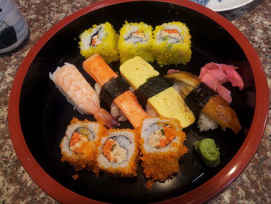 bandeja, makis con sabor variado, sushi, crudo, comida, japonés, delicioso, sirviendo, saludable, enrollado