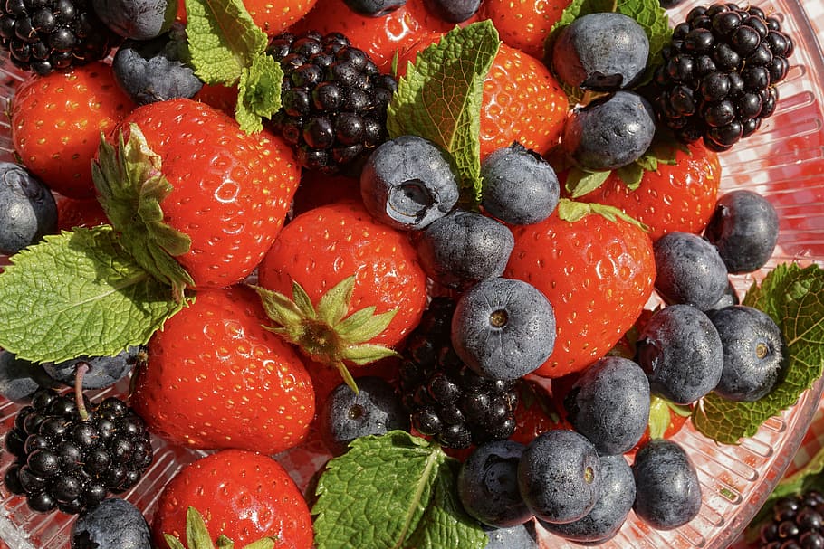 red, strawberries, plate, fruits, berries, blueberries, blackberries, fruit, food, sweet