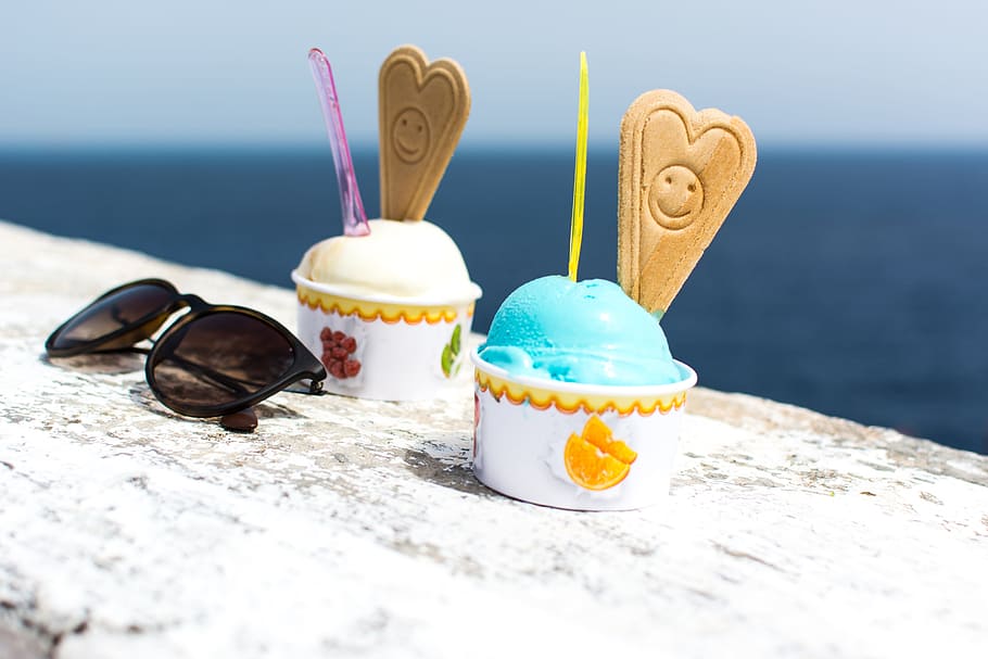 beira mar, verão, casquinha de sorvete, comida, praia, férias, azul, ninguém, sobremesa, areia