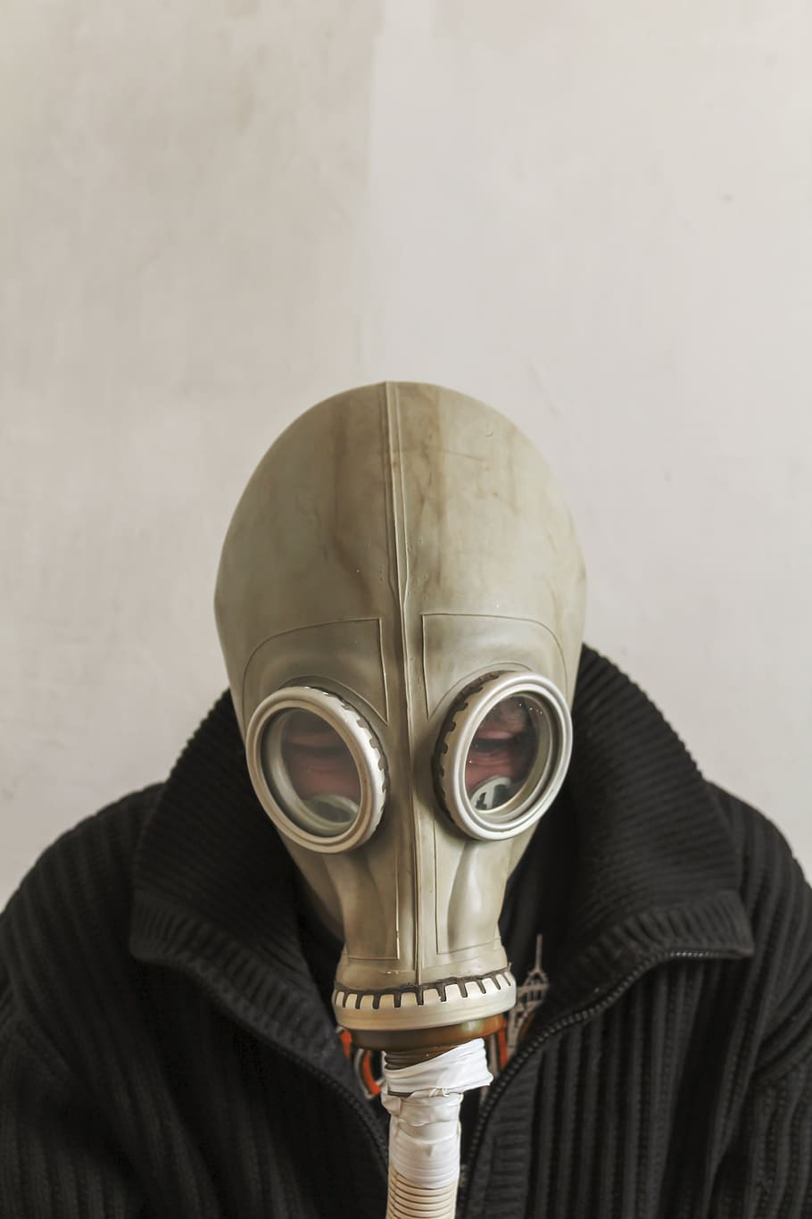 pria dengan masker gas, masker gas, pria, chernobyl, bahaya, topeng, orang yang tidak bisa dikenali, dalam ruangan, satu orang, wajah dikaburkan