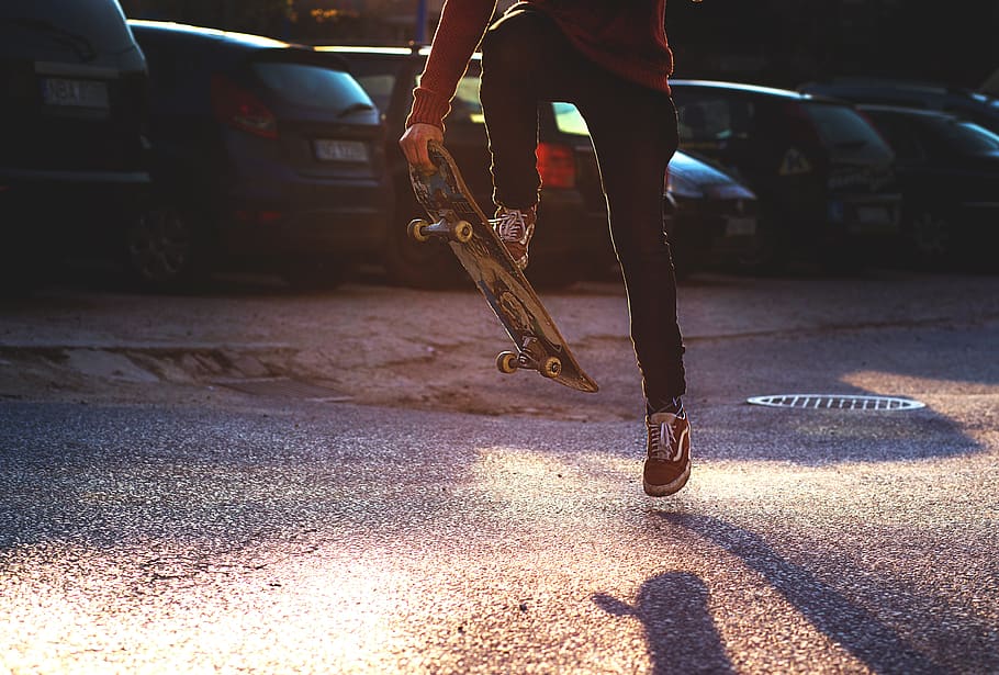 orang, pria, skateboard, sepatu, alas kaki, olahraga, permainan, jalan, mobil, kendaraan