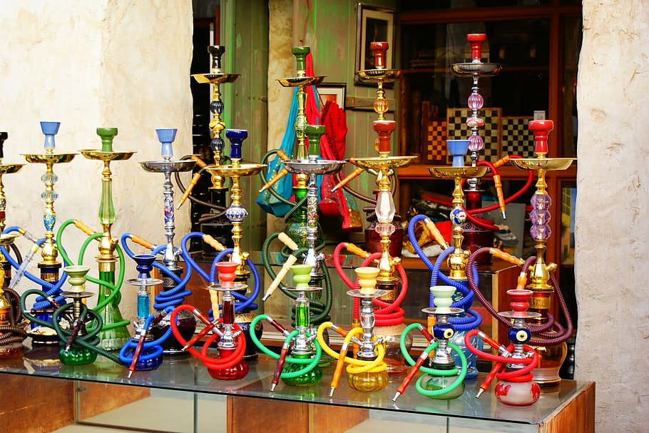 cachimbas de colores variados, shisha, burbujeante, cachimba, sheesha, pipa de agua, tabaco, humo, mercado, multicolor