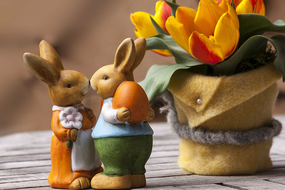 two, brown, rabbit figurines, yellow, tulips flower centerpiece, easter bunny, customs, custom, osterhasen few, easter egg