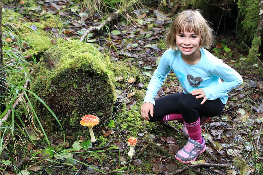 seta, niño, bosque, naturaleza, sonrisa, solo niños, infancia, una sola niña, una persona, personas