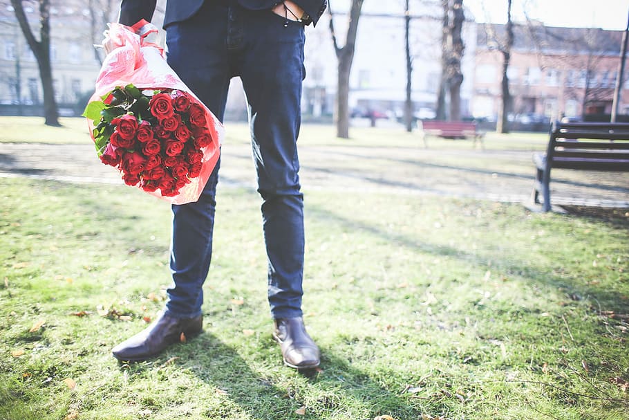 buquê, rosas, cavalheiro, segurando, buquê de rosas, flores, grama, couro, sapatos de couro, amor