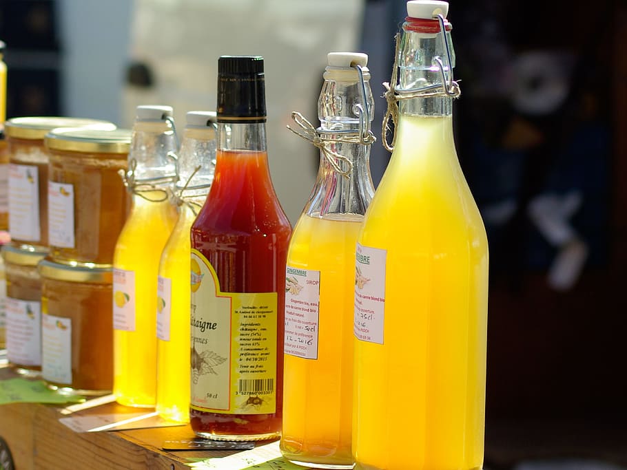 surtido, botellas de vidrio, marrón, madera, superficie, jugos de frutas, miel, botellas, día, en el interior
