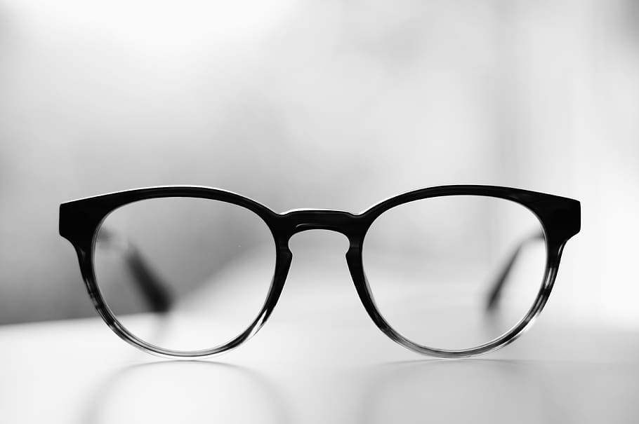 óculos, armação, lente, grau, preto e branco, monocromático, objeto único, dentro de casa, visão, foco em primeiro plano