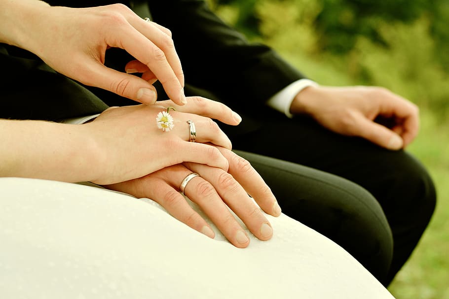 pengantin perempuan, laki-laki, duduk, kursi, memegang, tangan, pengantin laki-laki, cincin, menikah, pernikahan