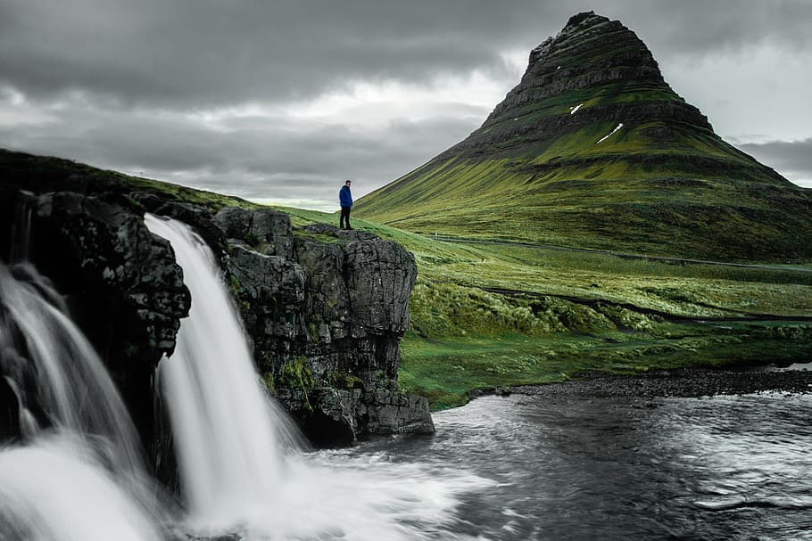 hombre, de pie, cascadas, durante el día, naturaleza, accidentes geográficos, montaña, hierba, verde, agua