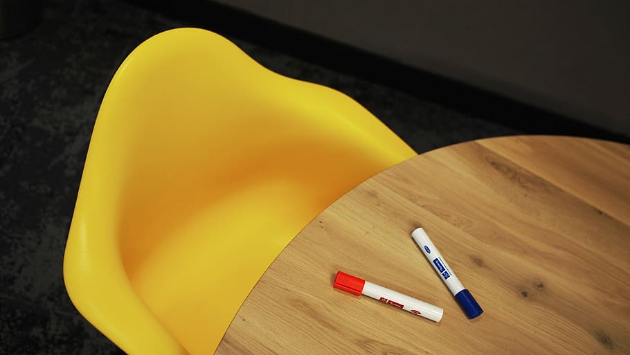 vacío, silla, al lado, mesa, dos, marcador, bolígrafos, marrón, de madera, marcadores