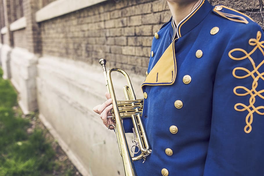 homem vestindo trompete, homem, trompete, pessoas, objeto, preguiçoso, banda, talentoso, artista, músico