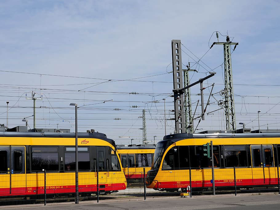 tiga kereta kuning, kereta api, trem, jalur, memihak, transportasi, sarana transportasi umum, stasiun kereta api, tampak, lalu lintas