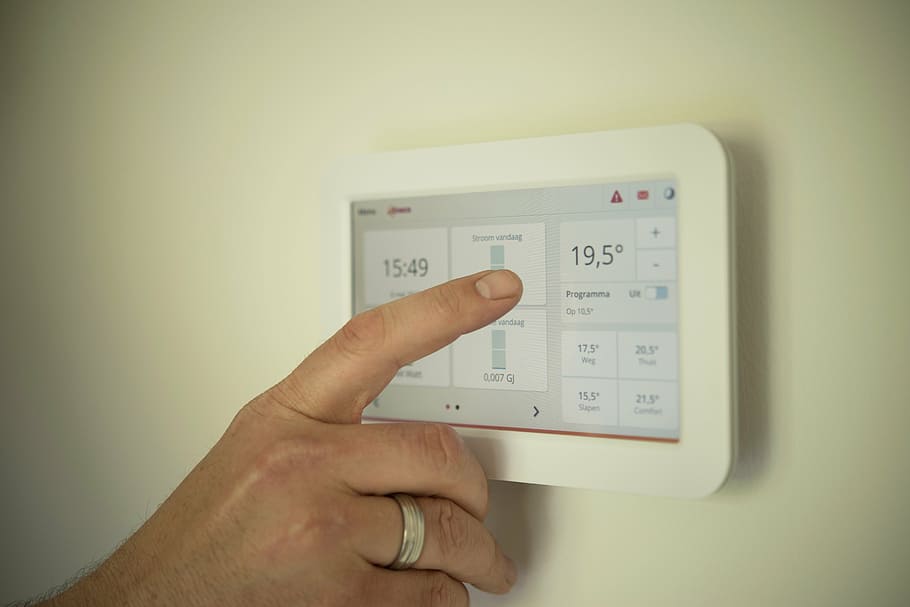 blanco, lectura del termostato, 19.5, tableta, calefacción, hombre, señalando, manual, tecnología, persona