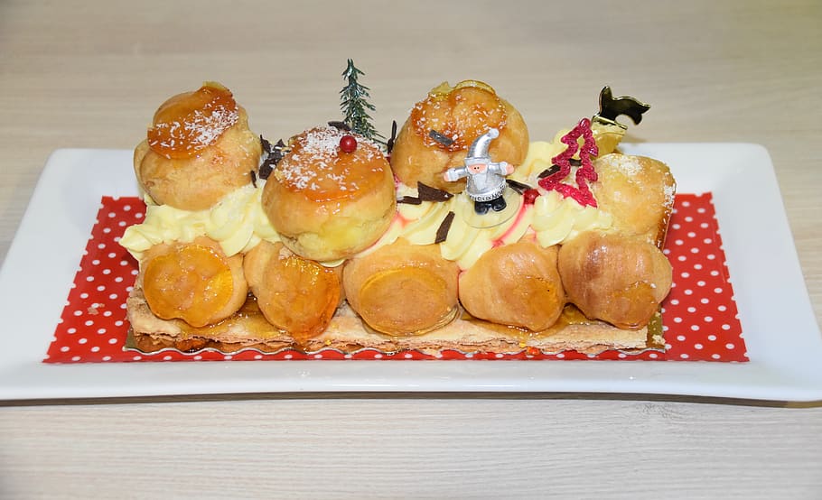 yule log, makanan penutup natal, kue, pesta akhir tahun natal, krim kubis, kecambah karamel, krim kue, patung-patung natal, lezat, makanan