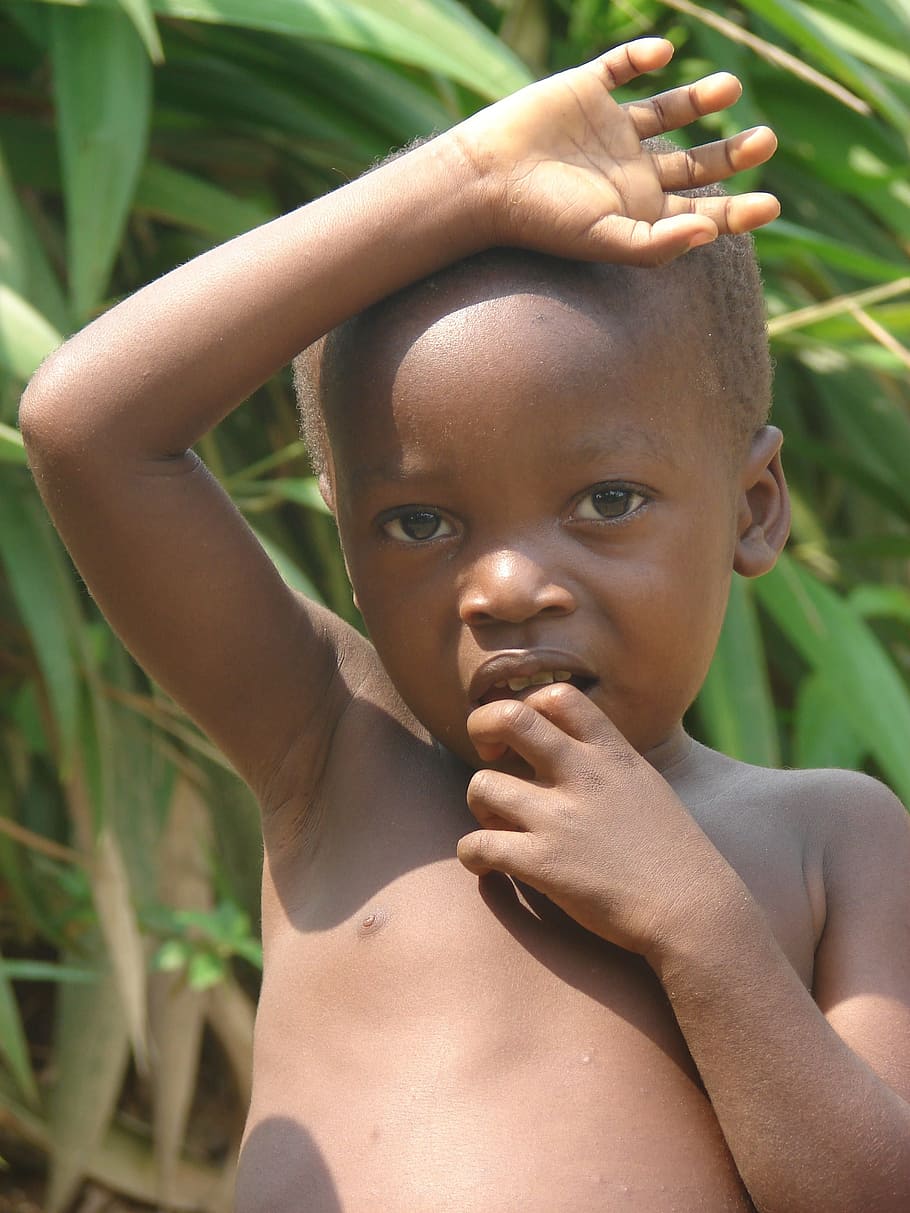 コンゴの子供, サブサハラアフリカ, 子供, 小児期, 一人, 実在の人々, ポートレート, カメラ目線, 正面図, 上半身裸