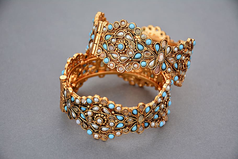 duas pulseiras douradas, jóias, dourado, ouro, caro, mulher jóias, pedras preciosas, moda, pessoal Acessório, luxo