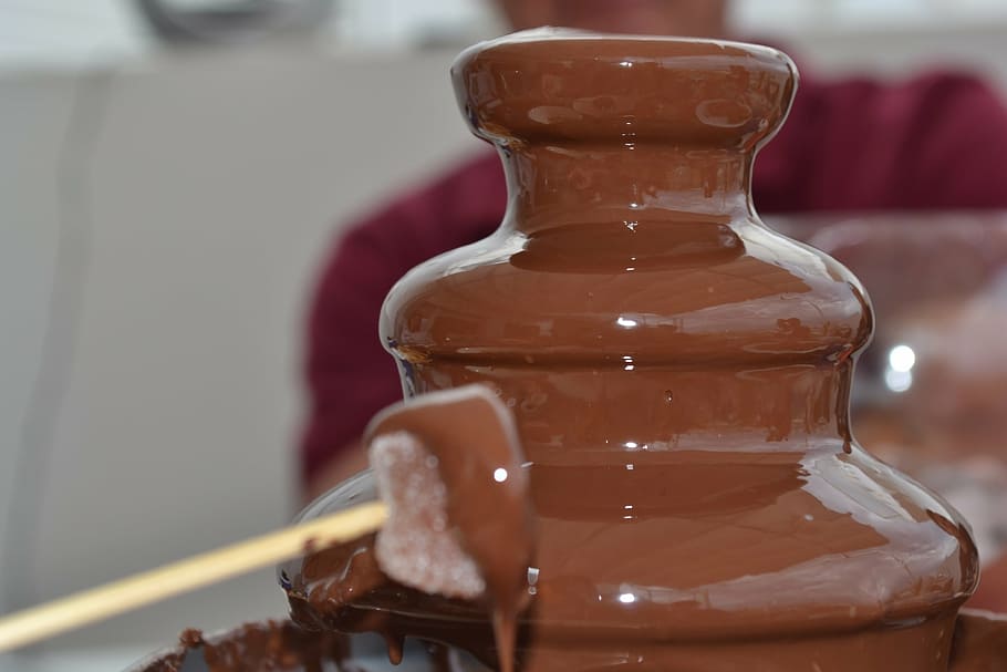 foto de la lente tilt-shift, marrón, fuente de chocolate, postre, comida, glaseado, dulce, chocolate, líquido, fuente