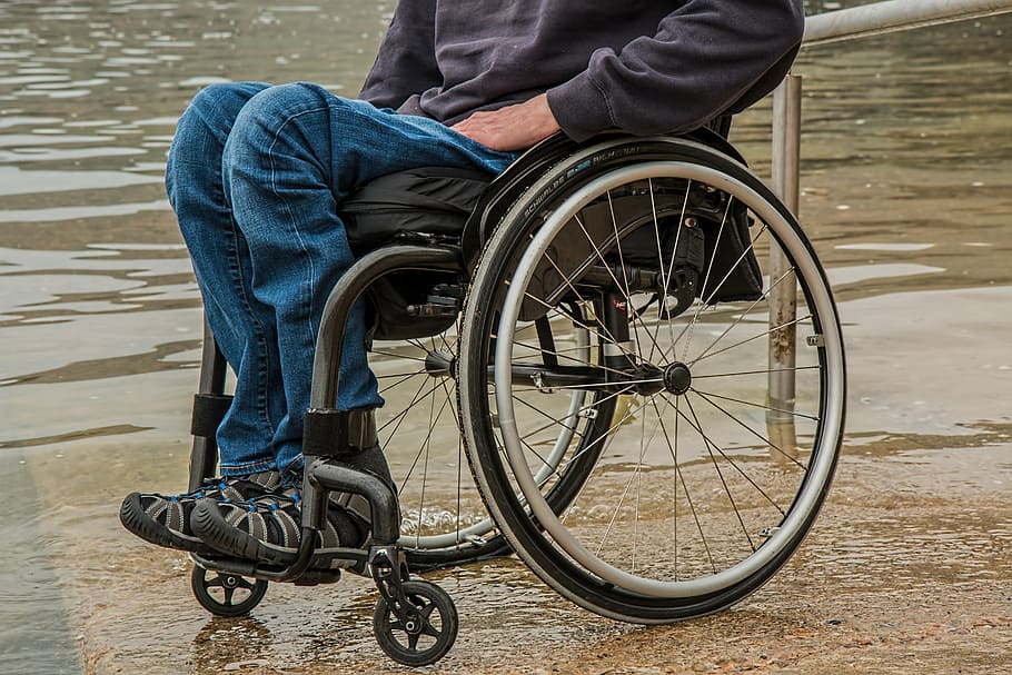 persona, sentado, gris, plegable, silla de ruedas, discapacidad, parapléjico, lesionado, discapacitado, minusválido
